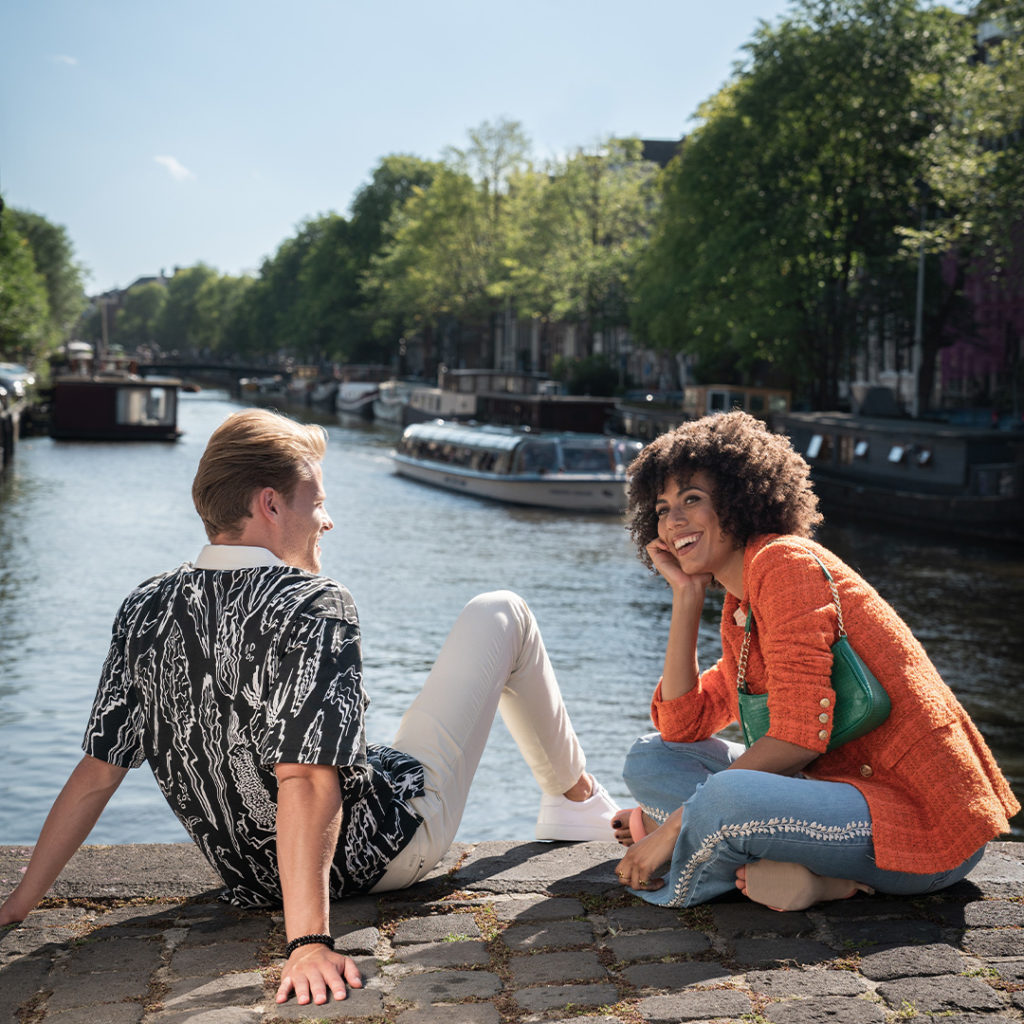 couple next to the canal Amsterdam